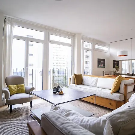 Spacious With View Of The Eiffel Tower Párizs