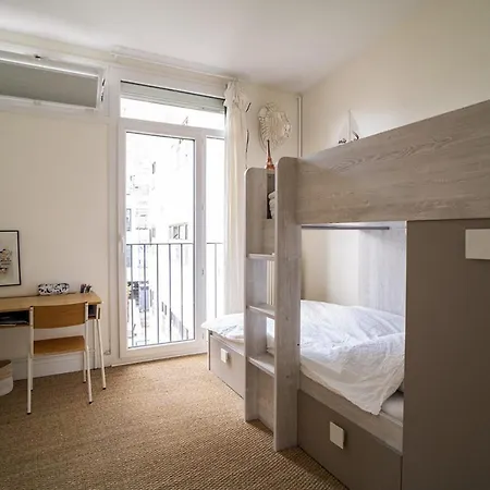 Spacious With View Of The Eiffel Tower
