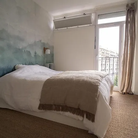 Apartman Spacious With View Of The Eiffel Tower *