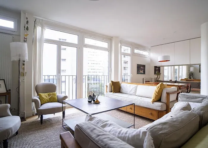 Spacious With View Of The Eiffel Tower Párizs
