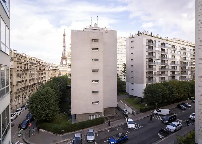 Apartman Spacious With View Of The Eiffel Tower