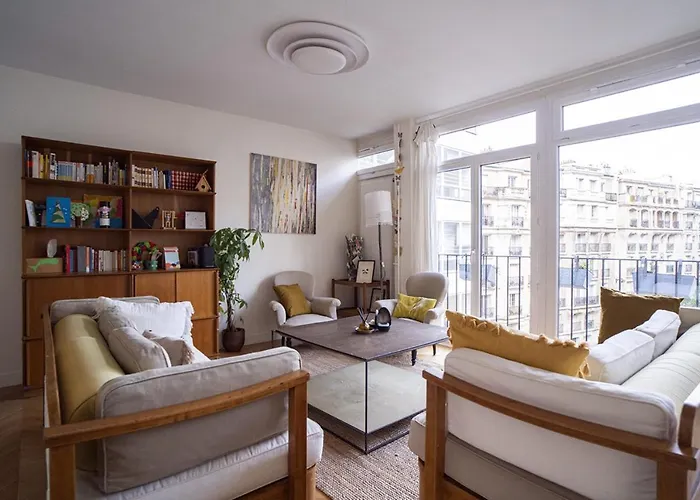 Spacious With View Of The Eiffel Tower * Párizs