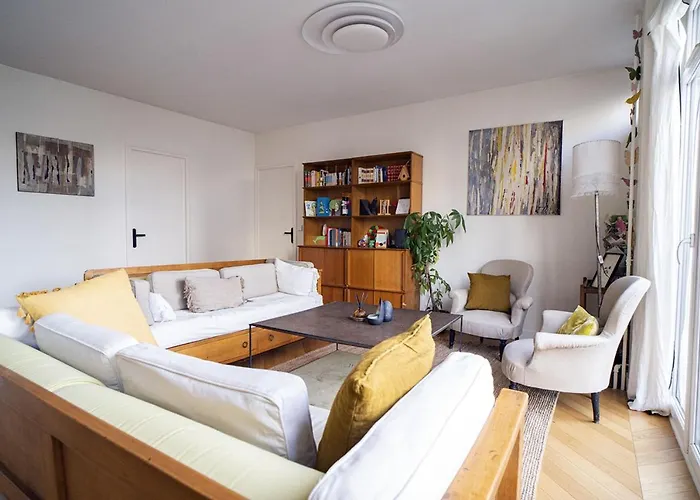 Spacious With View Of The Eiffel Tower * Párizs