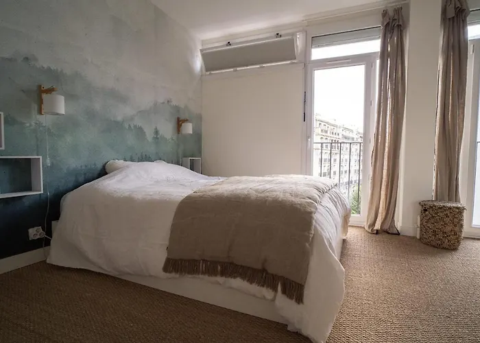 Apartman Spacious With View Of The Eiffel Tower *