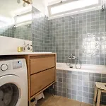 Spacious With View Of The Eiffel Tower * 파리