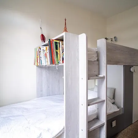 Spacious With View Of The Eiffel Tower 아파트 *
